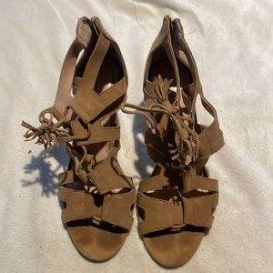 Suede lace up boho Tahari heels. Size 8 M.